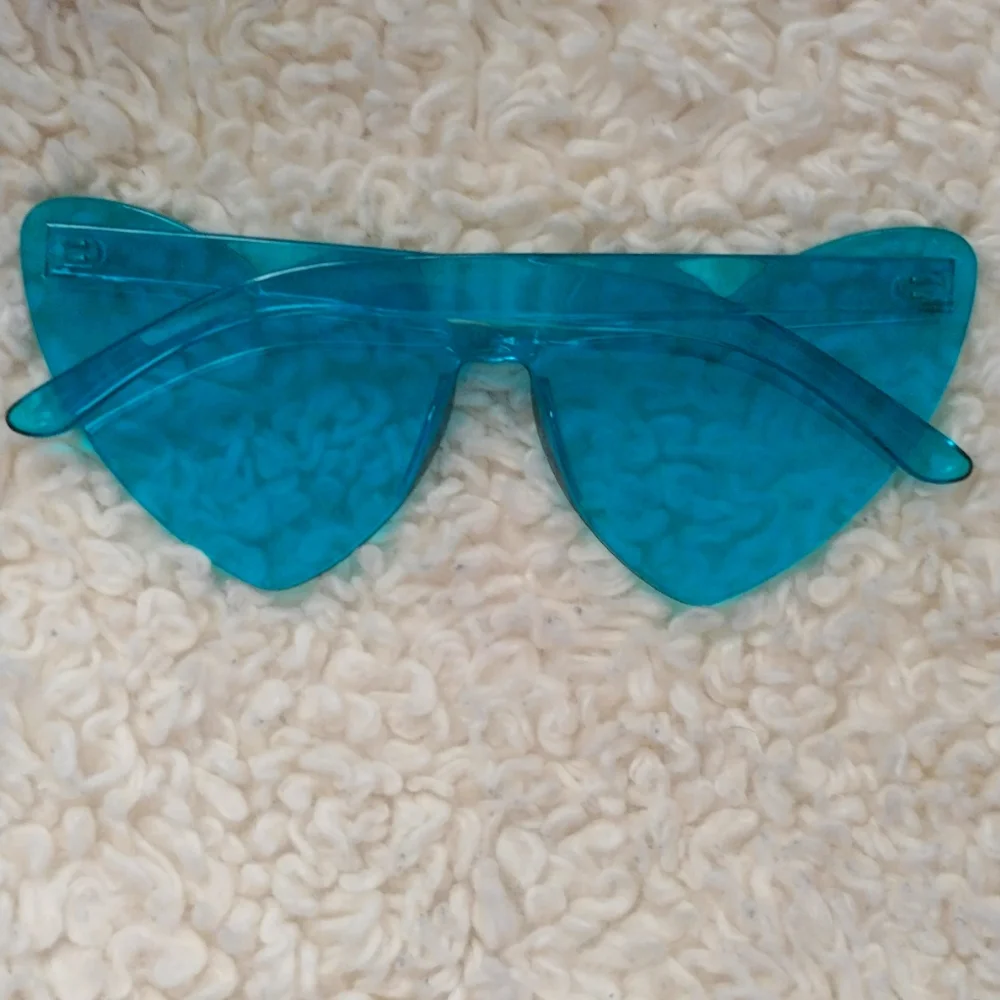 NWOT- Turquoises Heart Cat Eye sunglasses 😎